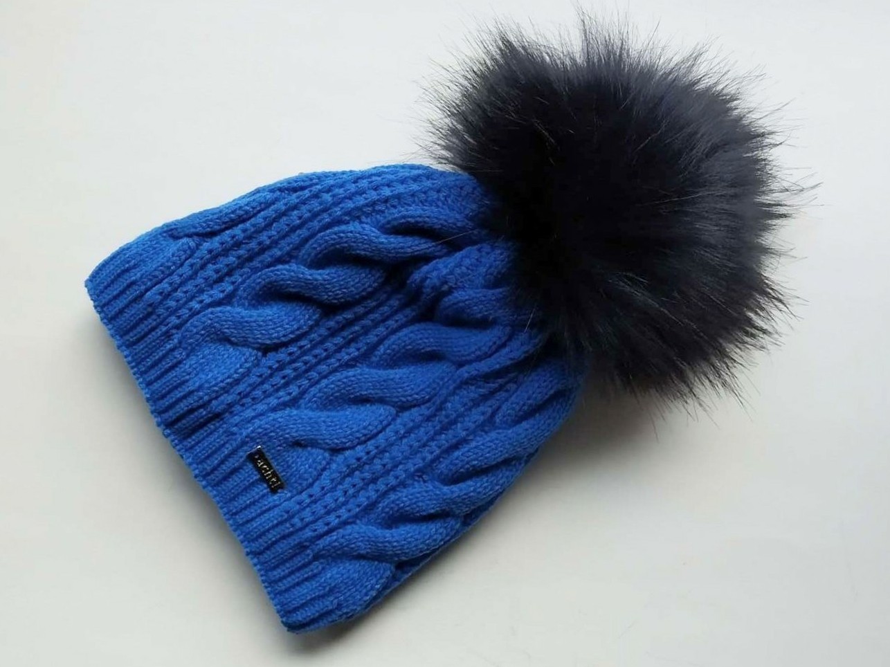 Dámska čiapka s kožušinkou kráľovská modrá 